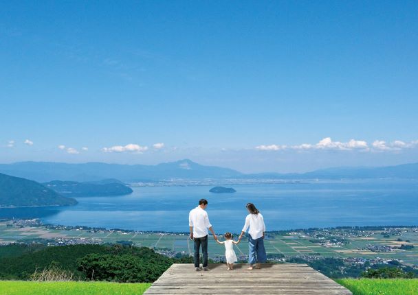 びわ湖のみえる丘と空のパノラマビュー