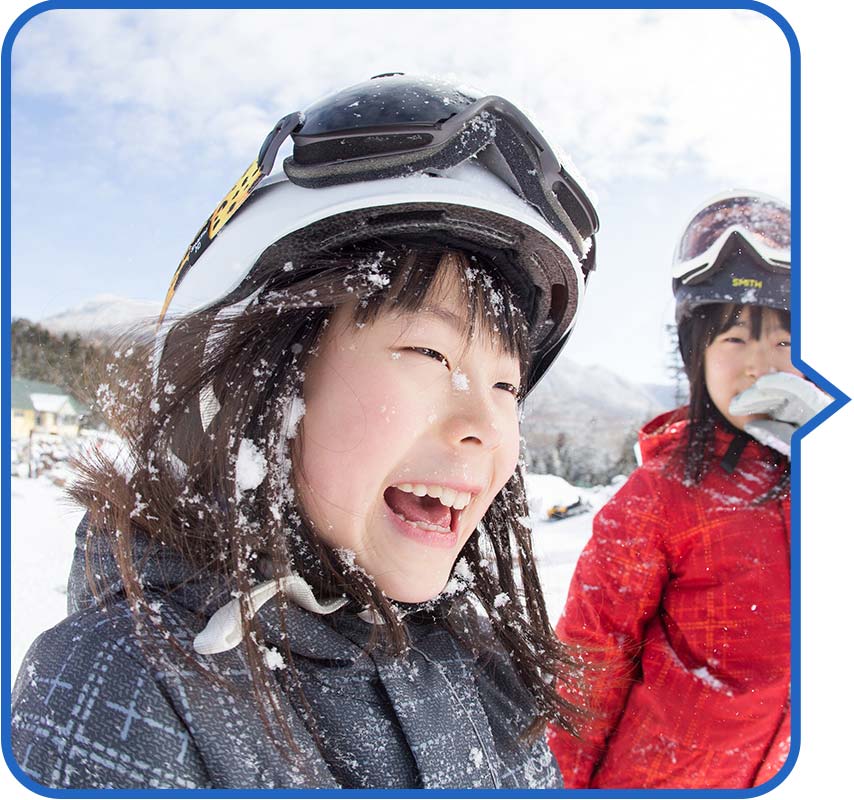 雪まみれになっている女の子