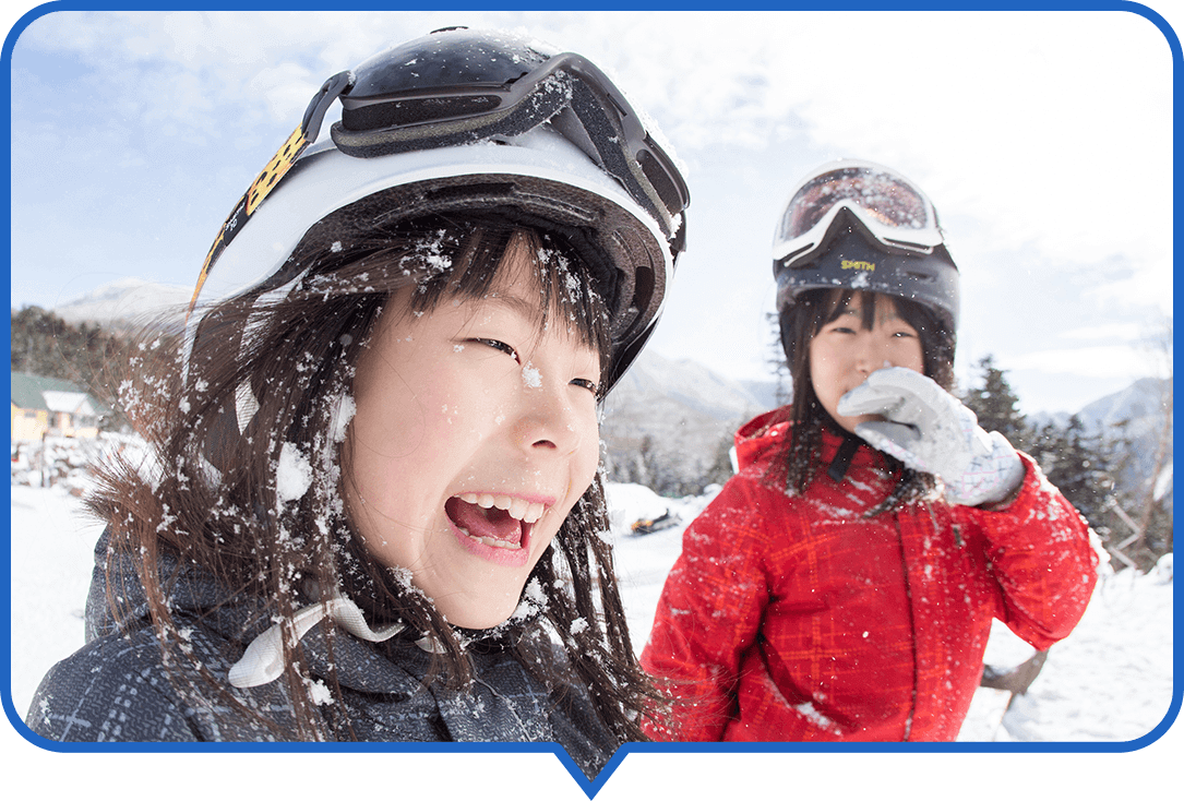 雪まみれになっている女の子