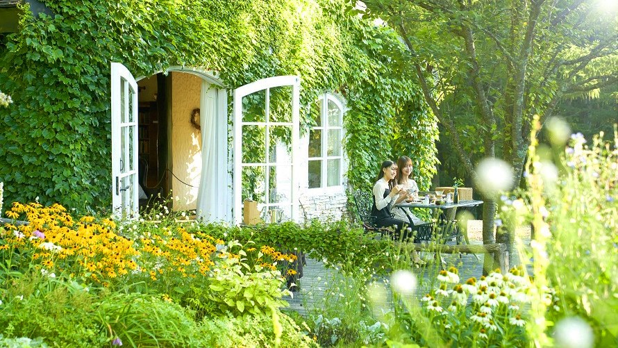 北海道・新富良野プリンスホテル、1日1組だけの特別な朝。花と緑の香り、やわらかな朝日に包まれて楽しむ絶景プライベートモーニング体験を今年も開催