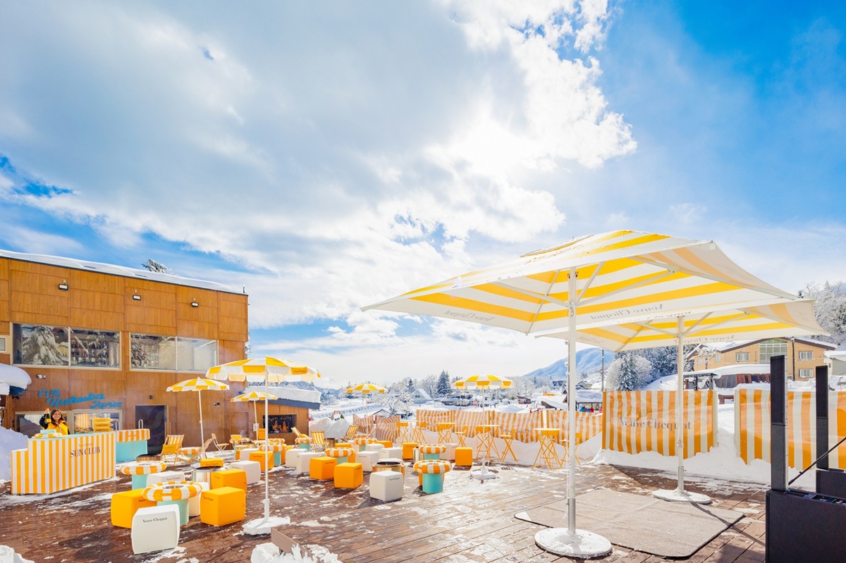 白馬の壮大な雪山とともにシャンパーニュを楽しむポップアップテラス「SUN CLUB by Veuve Clicquot」2026年3月まで＜Hakuba Après（白馬アプレ）＞にて期間限定オープン