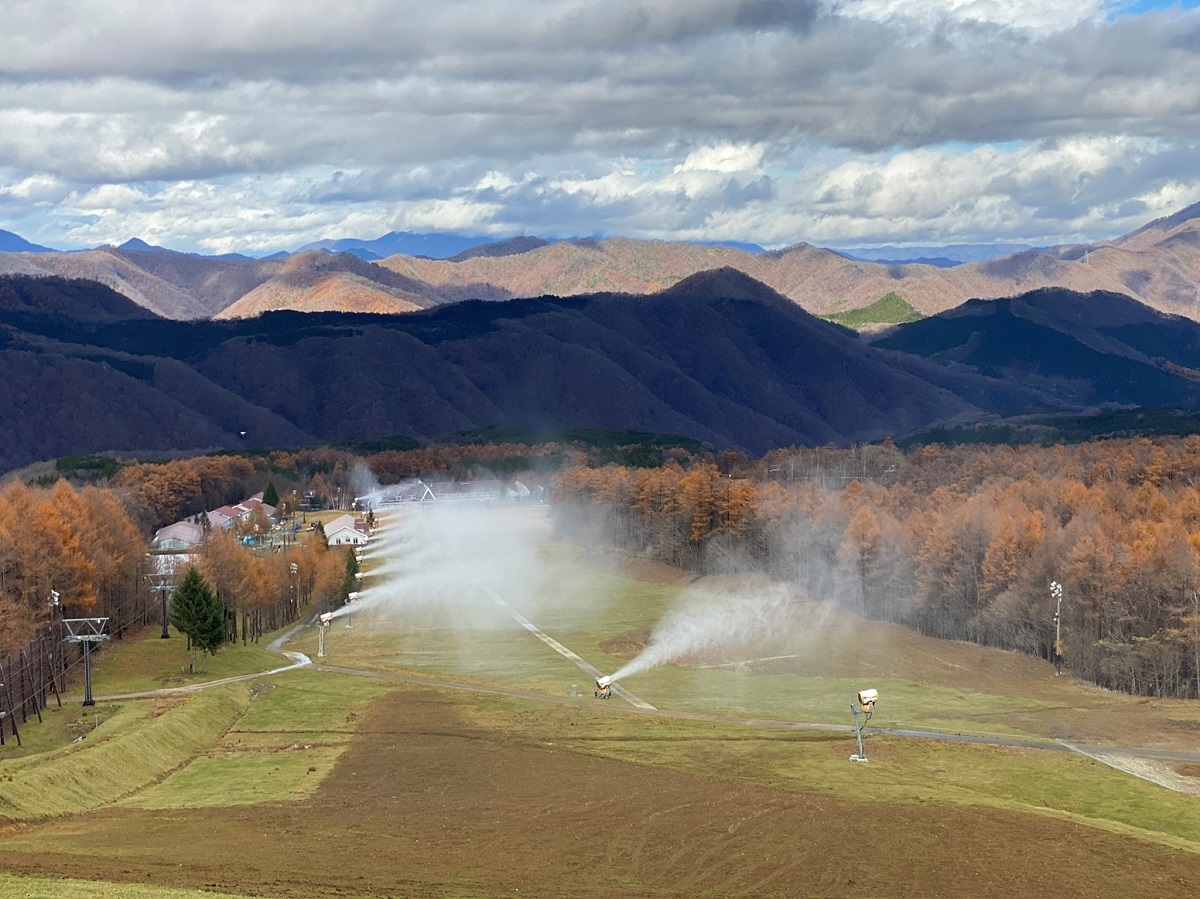 栃木・ハンターマウンテン塩原で最新自動人工降雪機を大型追加導入。早期に山頂から山麓までのロングコースオープンを目指す