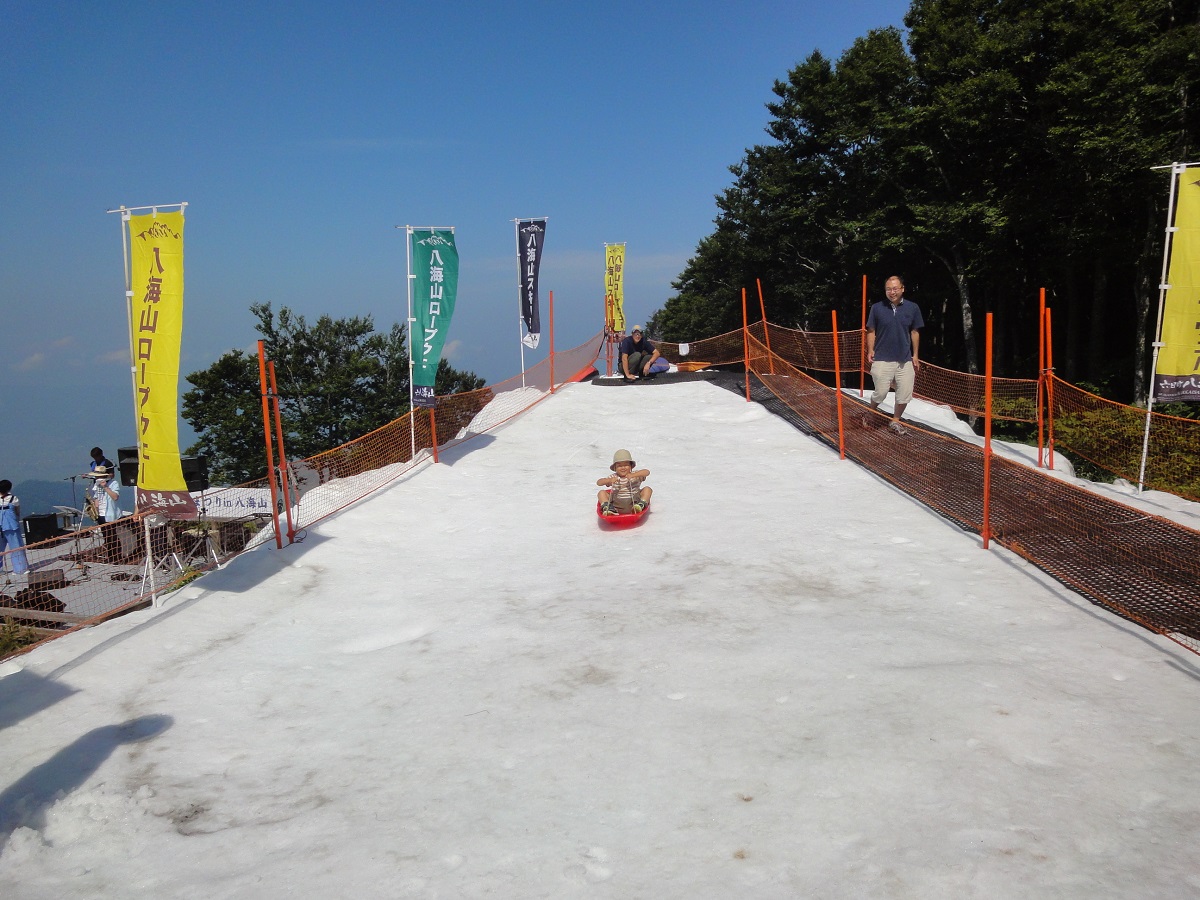 六日町 八海山スキー場・八海山ロープウェー（新潟）にて、真夏でも天然雪で楽しめる！「夏の天空雪まつり in八海山」を開催