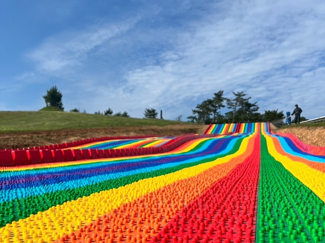 びわこ箱館山（滋賀）で大自然を全身で感じる爽快アクティビティ！全長50mを降下する『虹色スライダー』が7月19日（土）から新登場