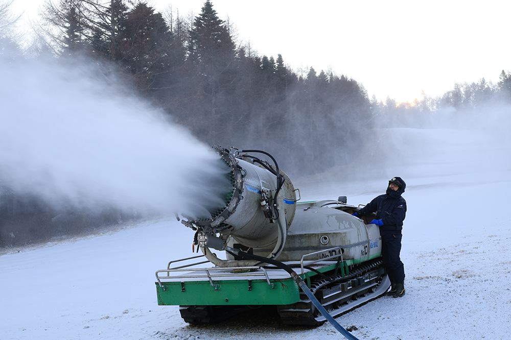 富士山麓のスキー場「ふじてんスノーリゾート」12月中旬のオープンに向けて人工降雪作業を開始！日本最速クワッドリフト導入で25-26ウィンターシーズンをもっと便利＆快適に！