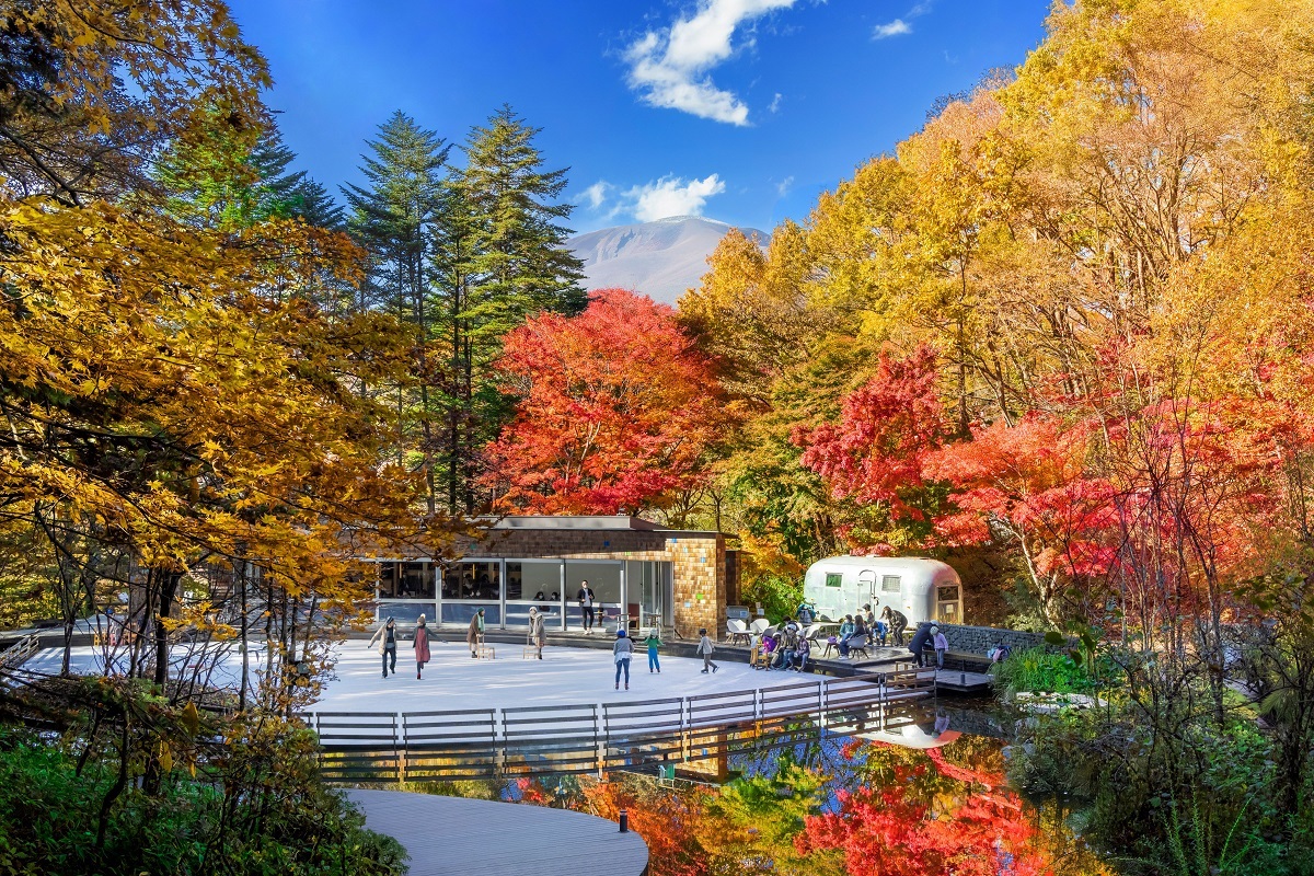 軽井沢星野エリア（長野県）、紅葉に包まれる森のスケート場「ケラ池スケートリンク」日本一早く10月17日（金）オープン