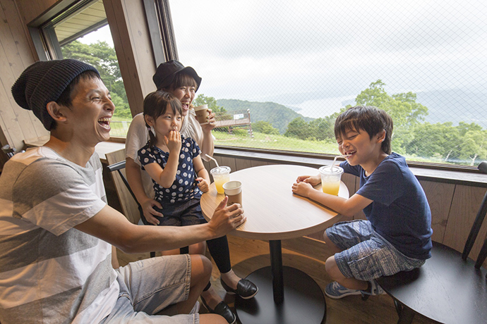 観光リフトで標高1,100ｍの展望テラスへ。7月15日、「野尻湖テラス」グランドオープン　〜駅舎2階に北欧風「野尻湖カフェ」誕生〜