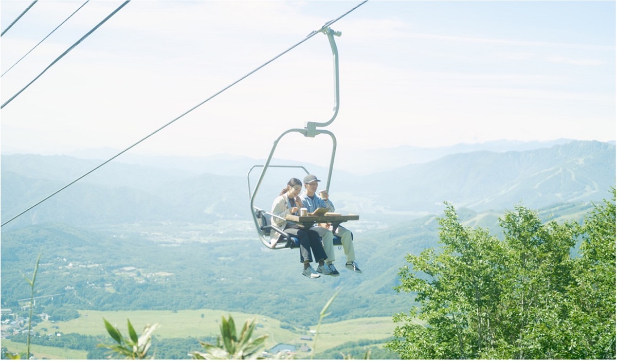 長野・白馬アルプスホテルが、山頂に向かうリフトの上で“絶景”と“朝食”を楽しむ「空飛ぶレストラン」を7/13より提供開始