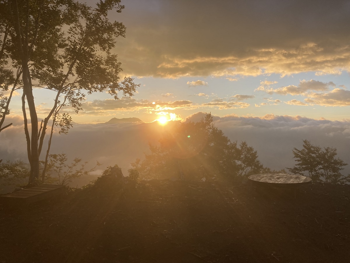 長野・白馬アルプスホテルが、山頂に向かうリフトの上で“絶景”と“朝食”を楽しむ「空飛ぶレストラン」を7/13より提供開始