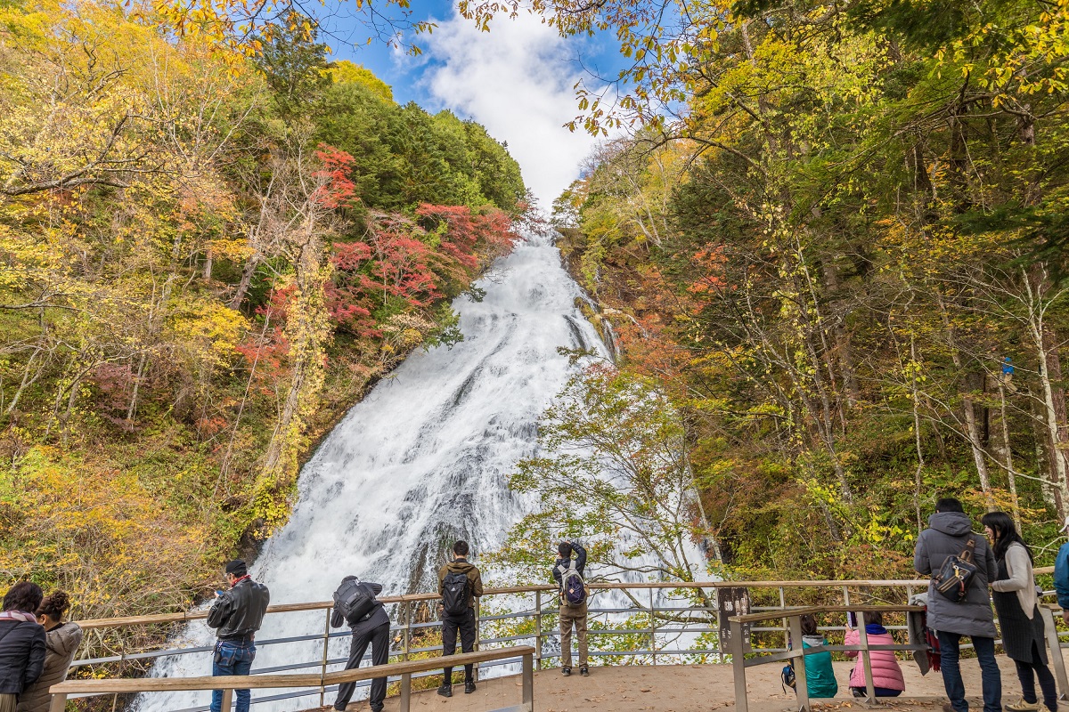 栃木・奥日光は、関東紅葉最前線！9月下旬頃からの山々の色づきに合わせ、休暇村日光湯元では「ぶらり朝さんぽ」を10月1日よりスタート