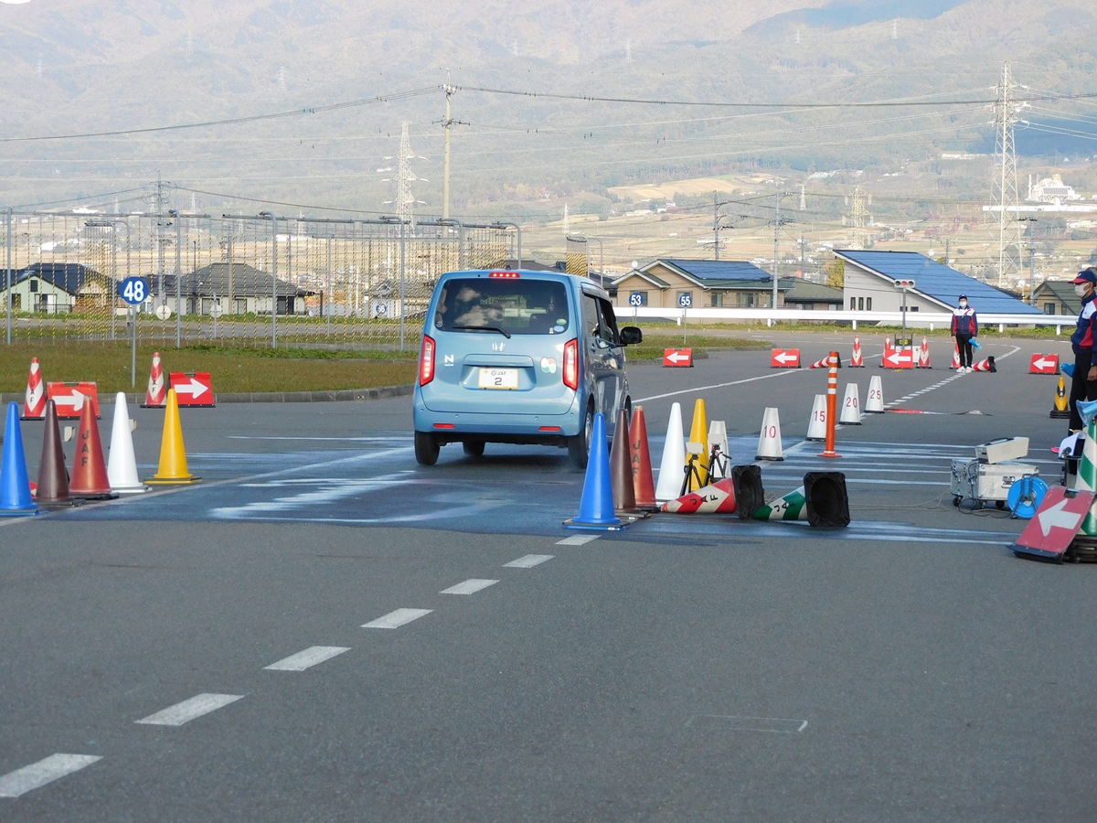 ハイランドホール飯綱・旧飯綱高原スキー場第2駐車場にて、JAF長野、急ブレーキや滑りやすい路面をマイカーで体験できる講習会を開催