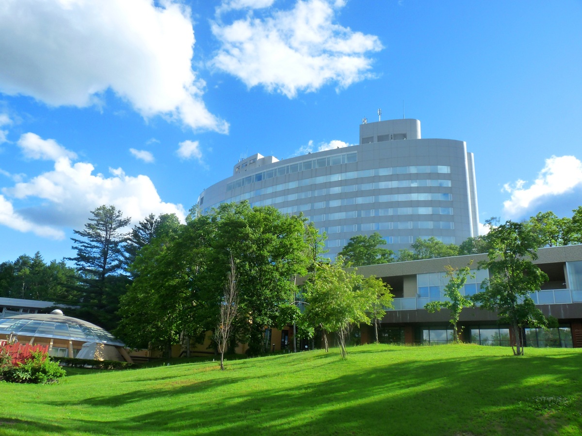北海道・新富良野プリンスホテル、宴会場改装と屋外テラス新設、温泉などリニューアル実施へ