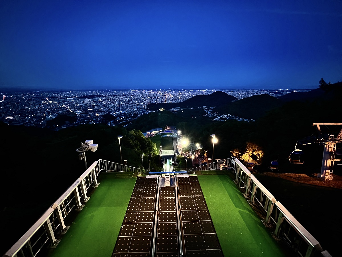 北海道「大倉山ジャンプ競技場」大倉山展望台リフトが夜間営業を実施