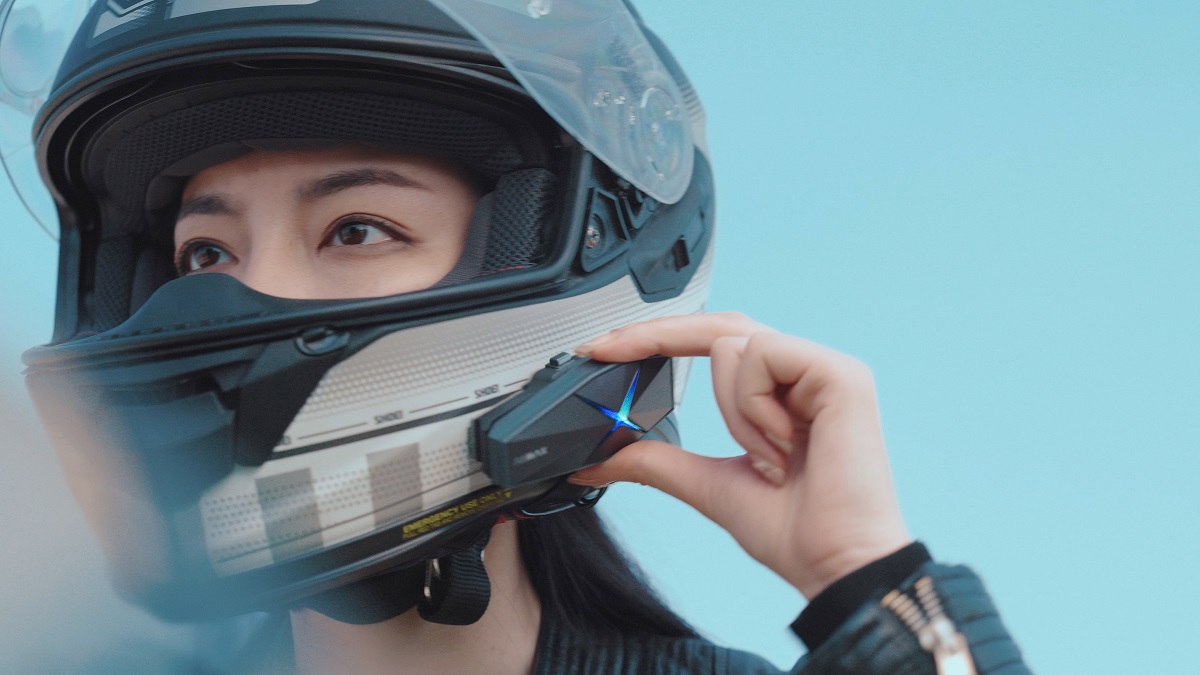 スノーボードやイベント展示会などでも使える！バイク用・次世代インカム「ASMAX（アズマックス） F1 Pro」が日本初上陸！
