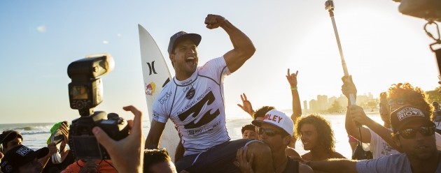 ブラジルで行われたASP-WCT第4戦でミシェル・ボレーズとサリー・フィッツギボンズが優勝