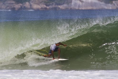 ブラジルで行われたASP-WCT第4戦でミシェル・ボレーズとサリー・フィッツギボンズが優勝