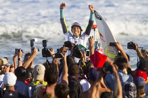 ブラジルで行われたASP-WCT第4戦でミシェル・ボレーズとサリー・フィッツギボンズが優勝