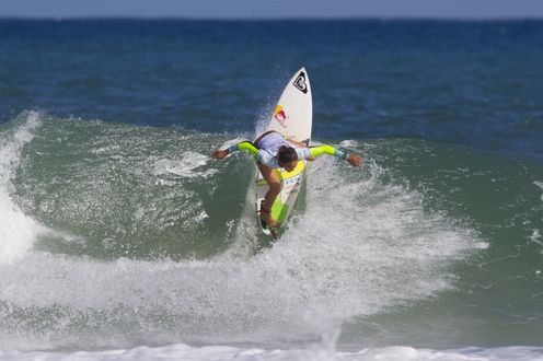 ブラジルで行われたASP-WCT第4戦でミシェル・ボレーズとサリー・フィッツギボンズが優勝