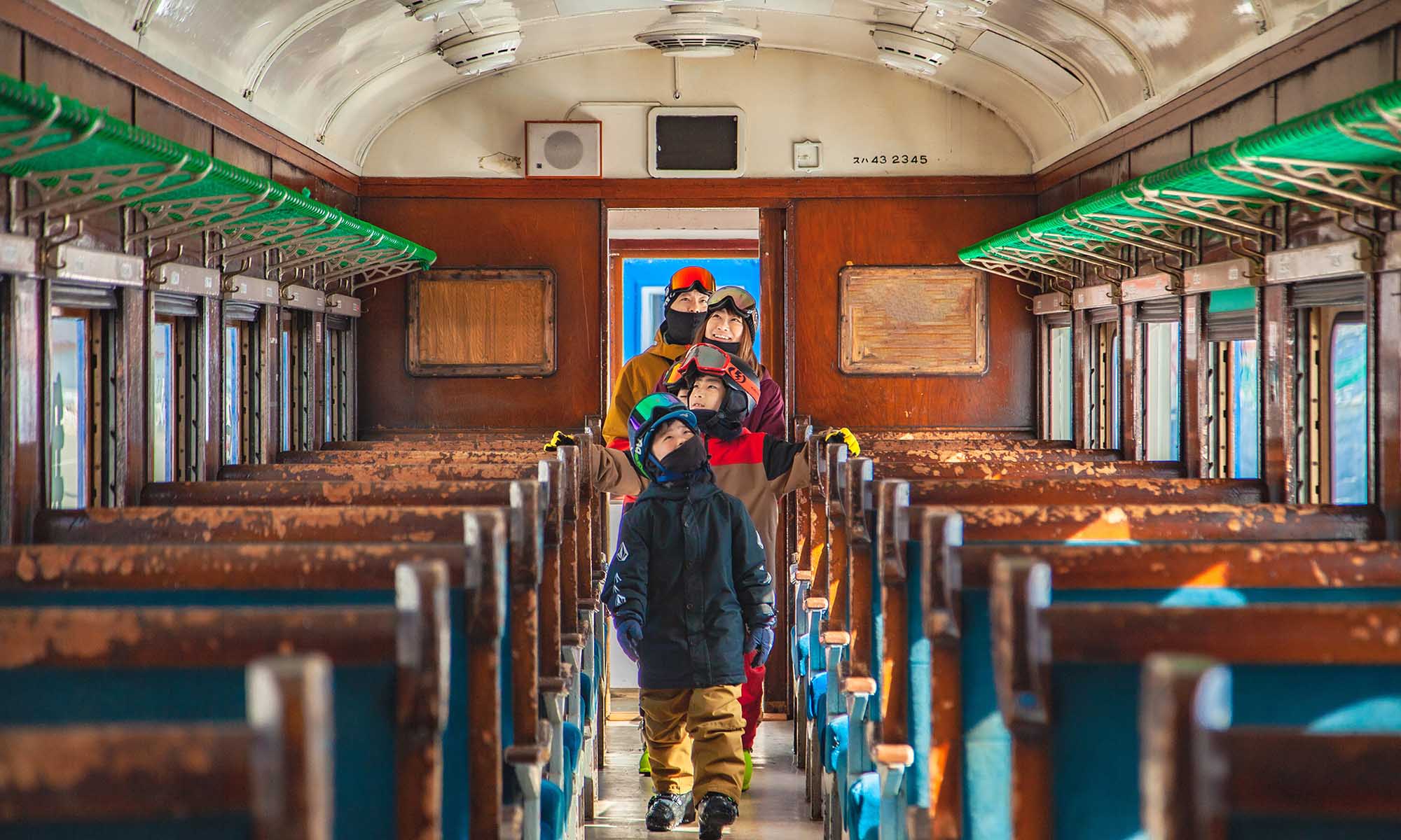 電車の車内にいる家族