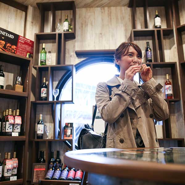 試飲する女性