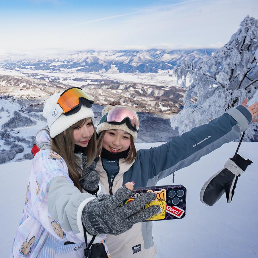 斑尾高原スキー場で女性2人が写真を撮っている様子