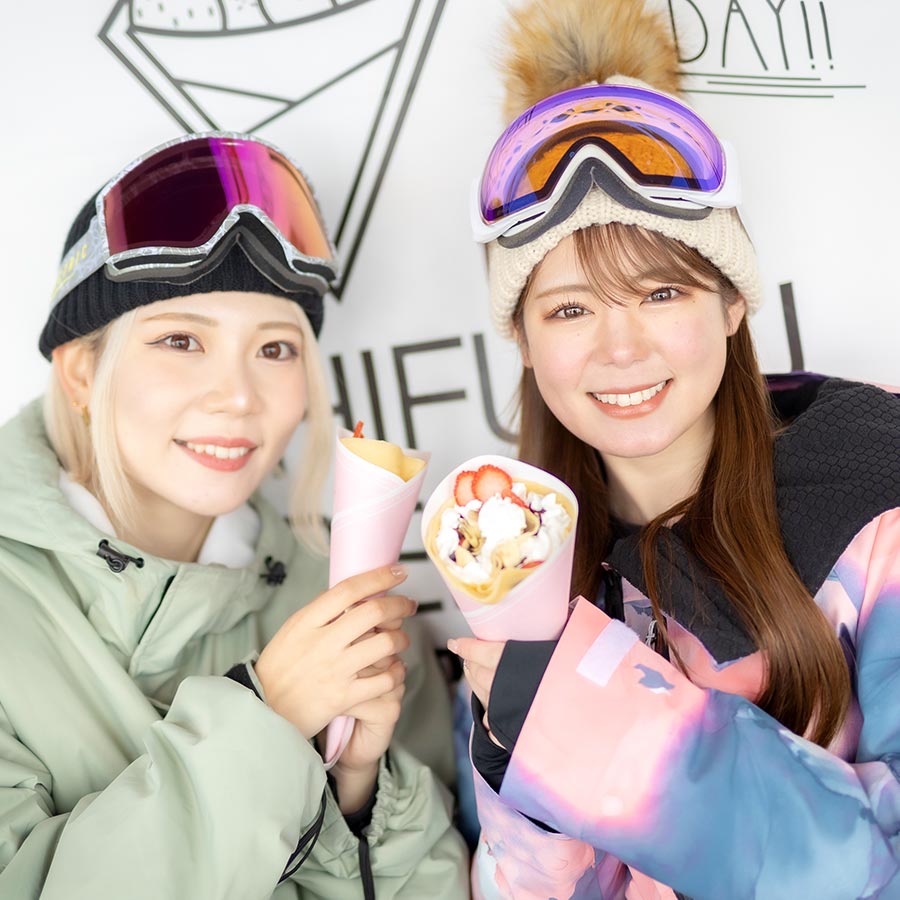 女性2人がクレープを食べている様子