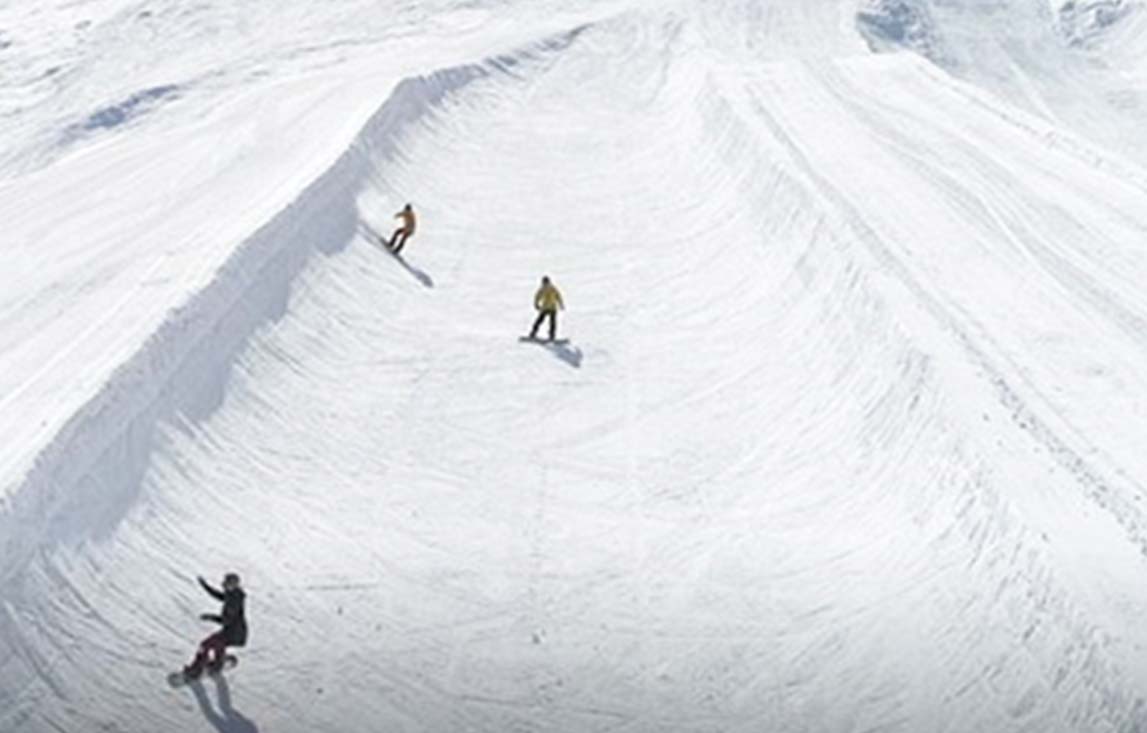 北志賀エリア唯一のハーフパイプがあるX-JAM高井富士