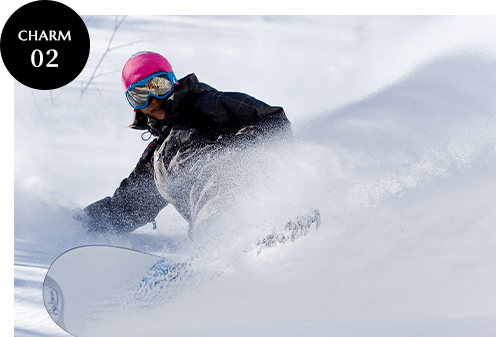 スノーボーダーと巻き上がるパウダースノー