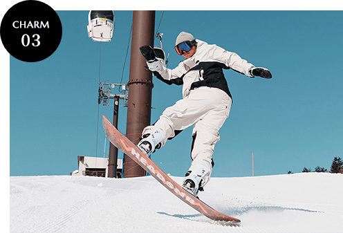 トリックを決めるスキーヤー