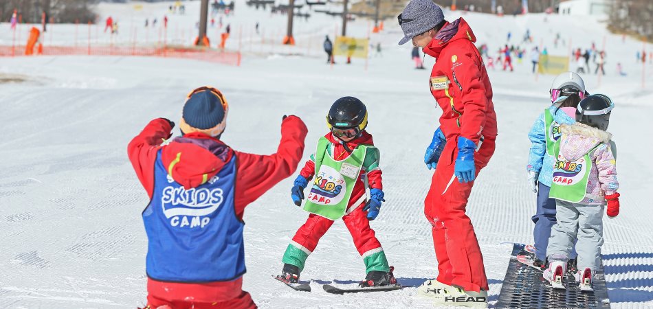 遊びながらぐんぐん上達!!「スキッズ・キャンプ」|サンメドウズ清里スキー場