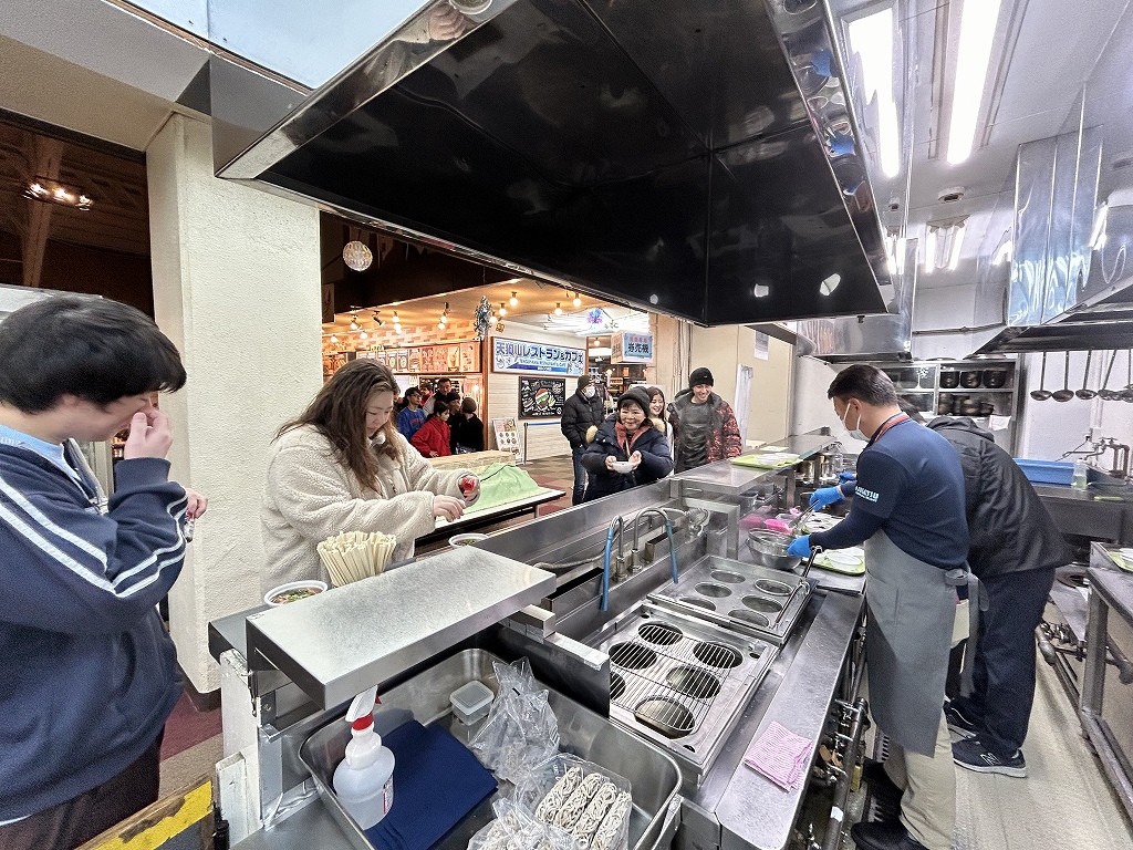 草津温泉スキー場の年越しそばの振舞い