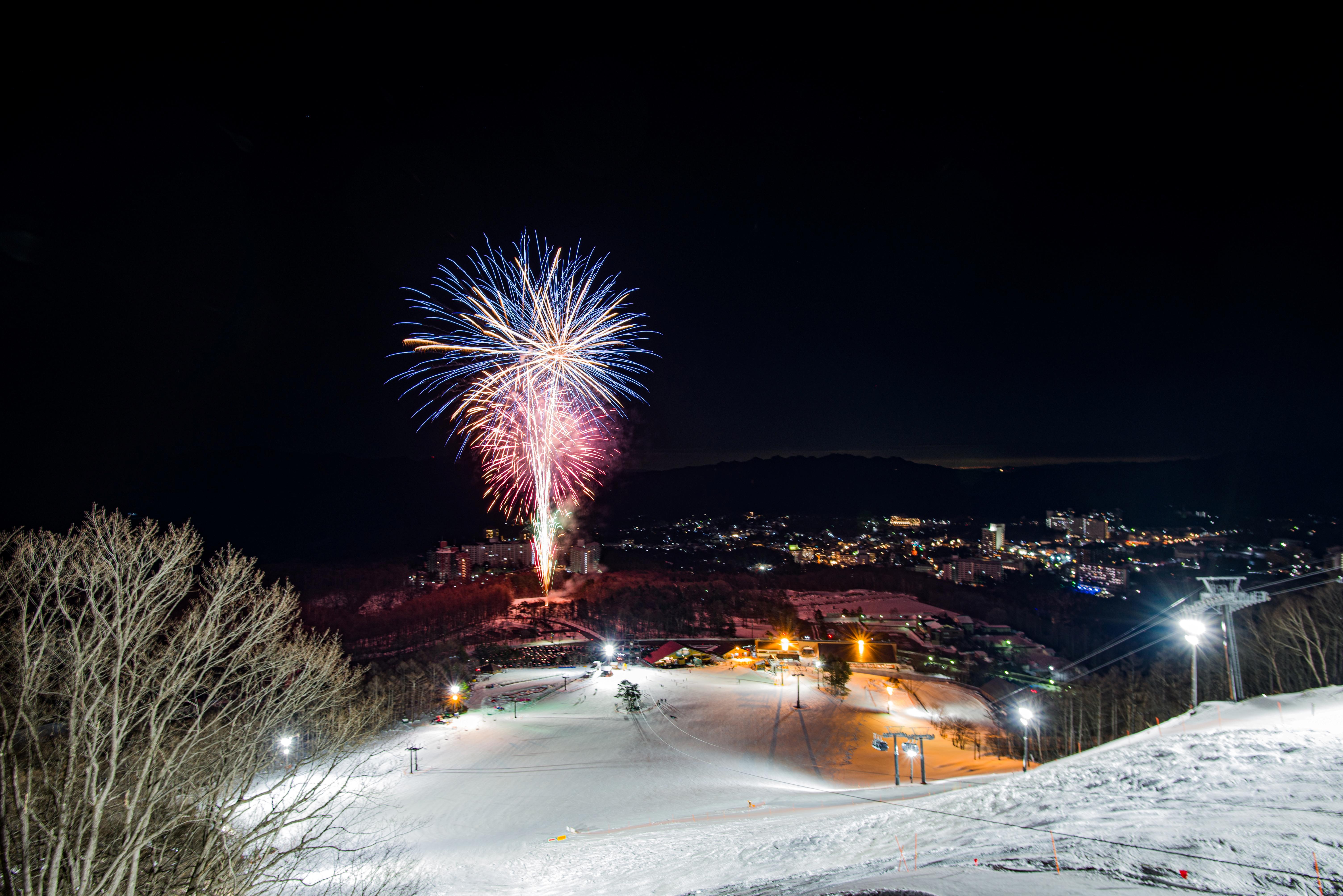 草津温泉スキー場の冬花火×DJナイト
