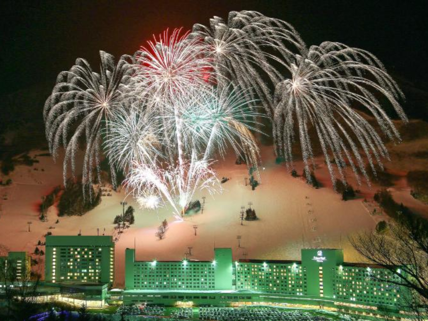 苗場スキー場のゲレンデ打上げ花火