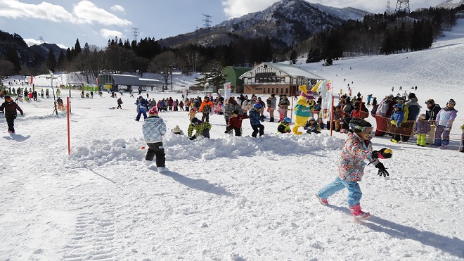 苗場スキー場の雪上こども宝さがし