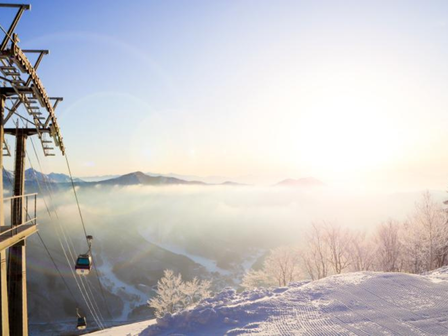 苗場スキー場の早朝ゴンドラ観光乗車