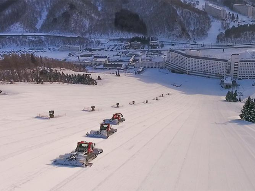 苗場スキー場の朝一の圧雪車乗車体験