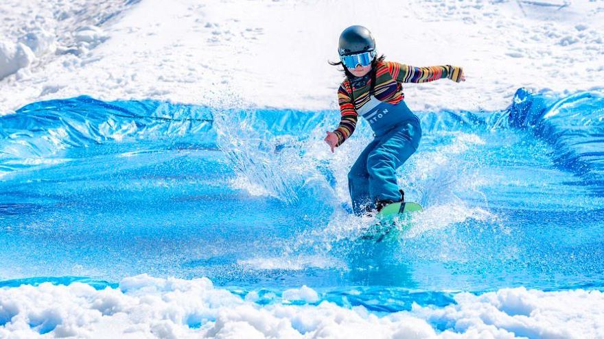 富良野スキー場の2026 Pond Skimming 第13回 春スキー池渡り大会