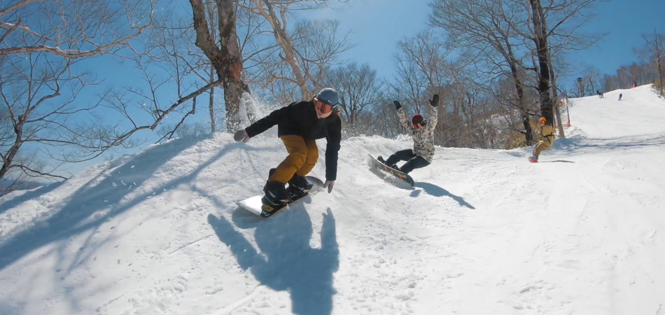 山頂からのα5,000m沿いに点在する地形パークや未圧雪エリア！楽しいライディングスポットが充実！|めいほうスキー場