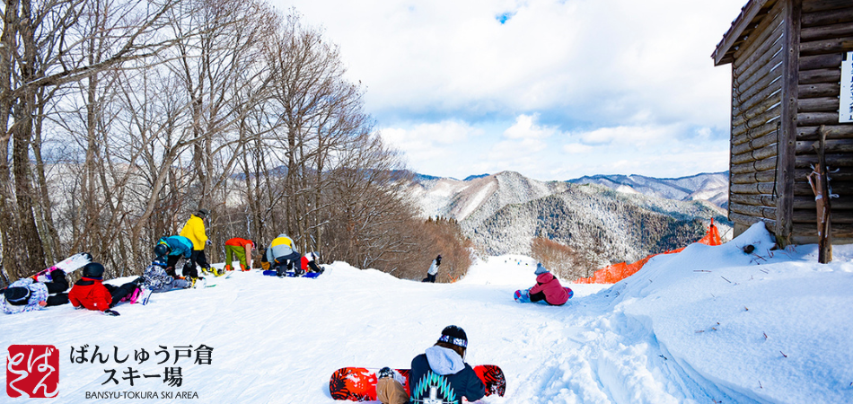 「山頂でひと息。冬の冒険が、ここから始まる」|ばんしゅう戸倉スキー場