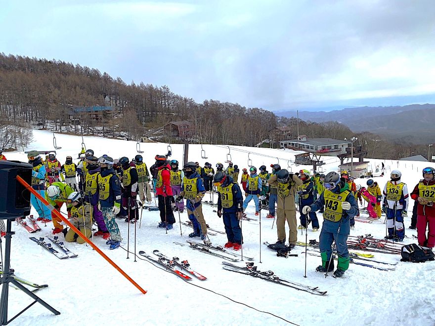 八千穂高原スキー場の甲信越ブロック　スキー技術選手権大会（マスターズ／ジュニア）