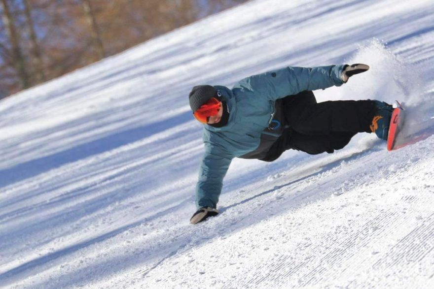 八千穂高原スキー場のHAROチャレンジカップ・スノーボードGS大会