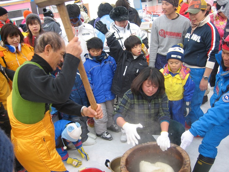 やぶはら高原スキー場の新春餅つき大会