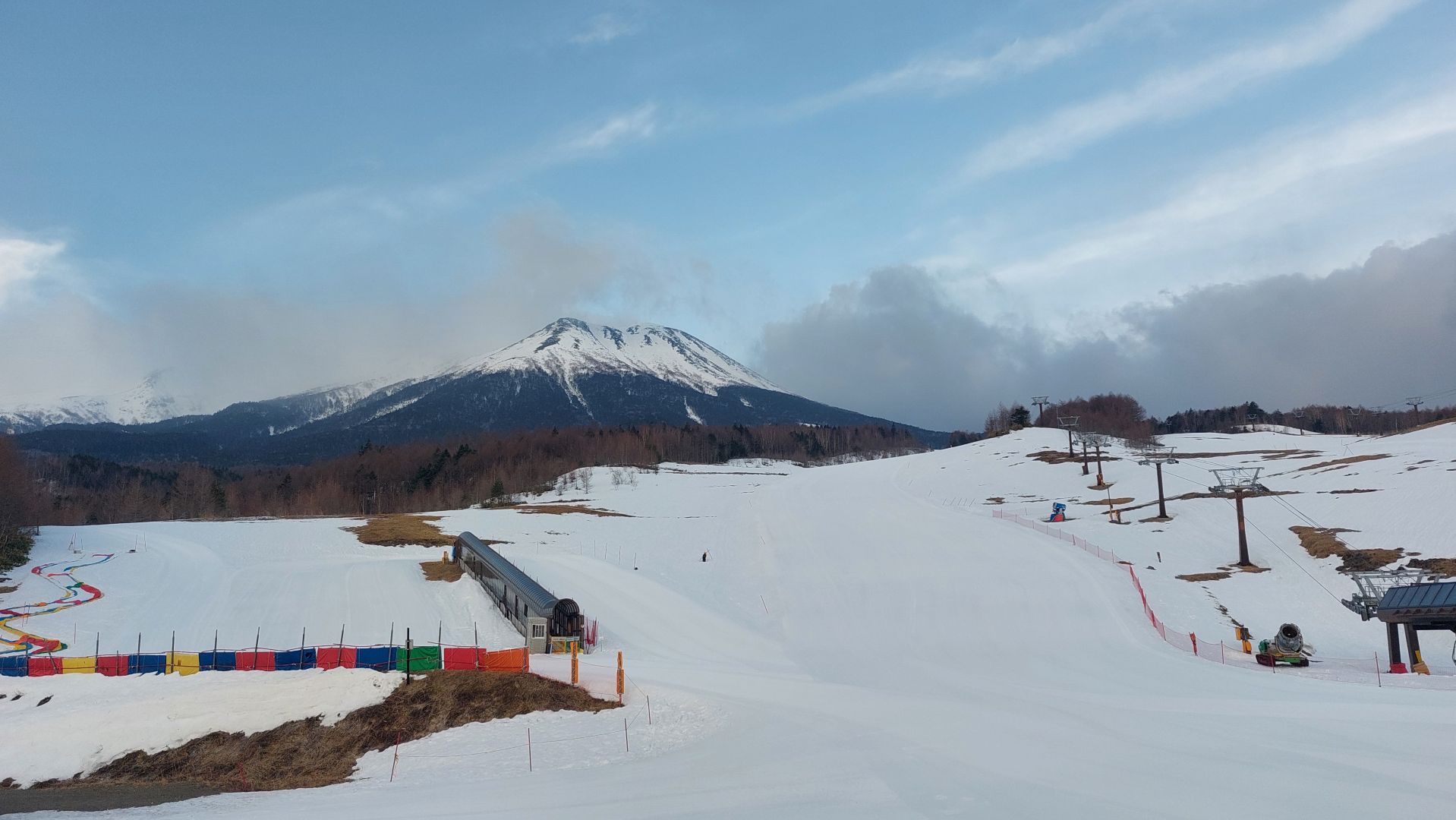 OPENに向けてスキー場準備中