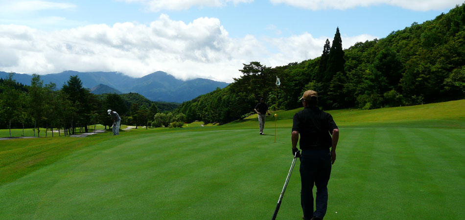 爽やかな高原で優雅なプレーを！