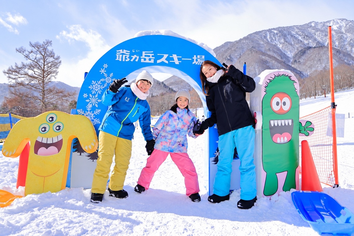 爺ガ岳スキー場のフォトスポットで記念撮影をする家族