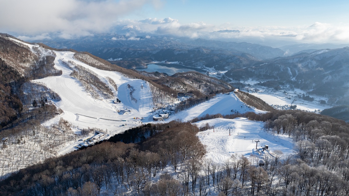 北アルプスの山並みを望む鹿島槍スキー場ファミリーパークのゲレンデ全景