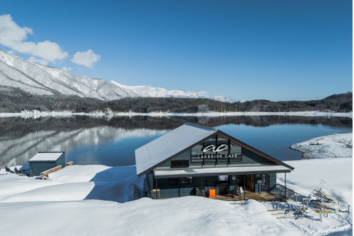 雪景色の青木湖畔に建つao LAKESIDE CAFE