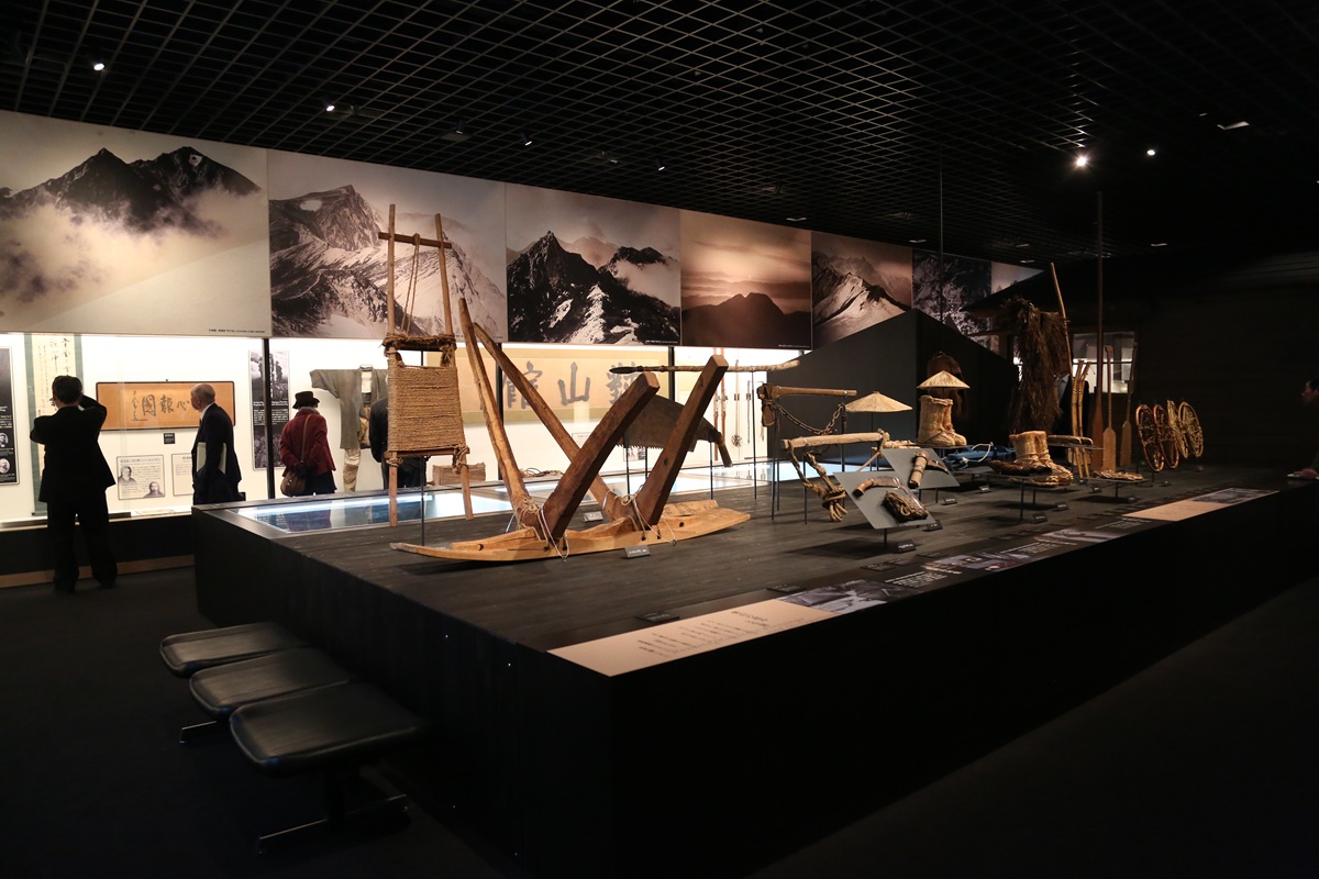 大町山岳博物館の、北アルプスの自然と歴史を紹介する展示室