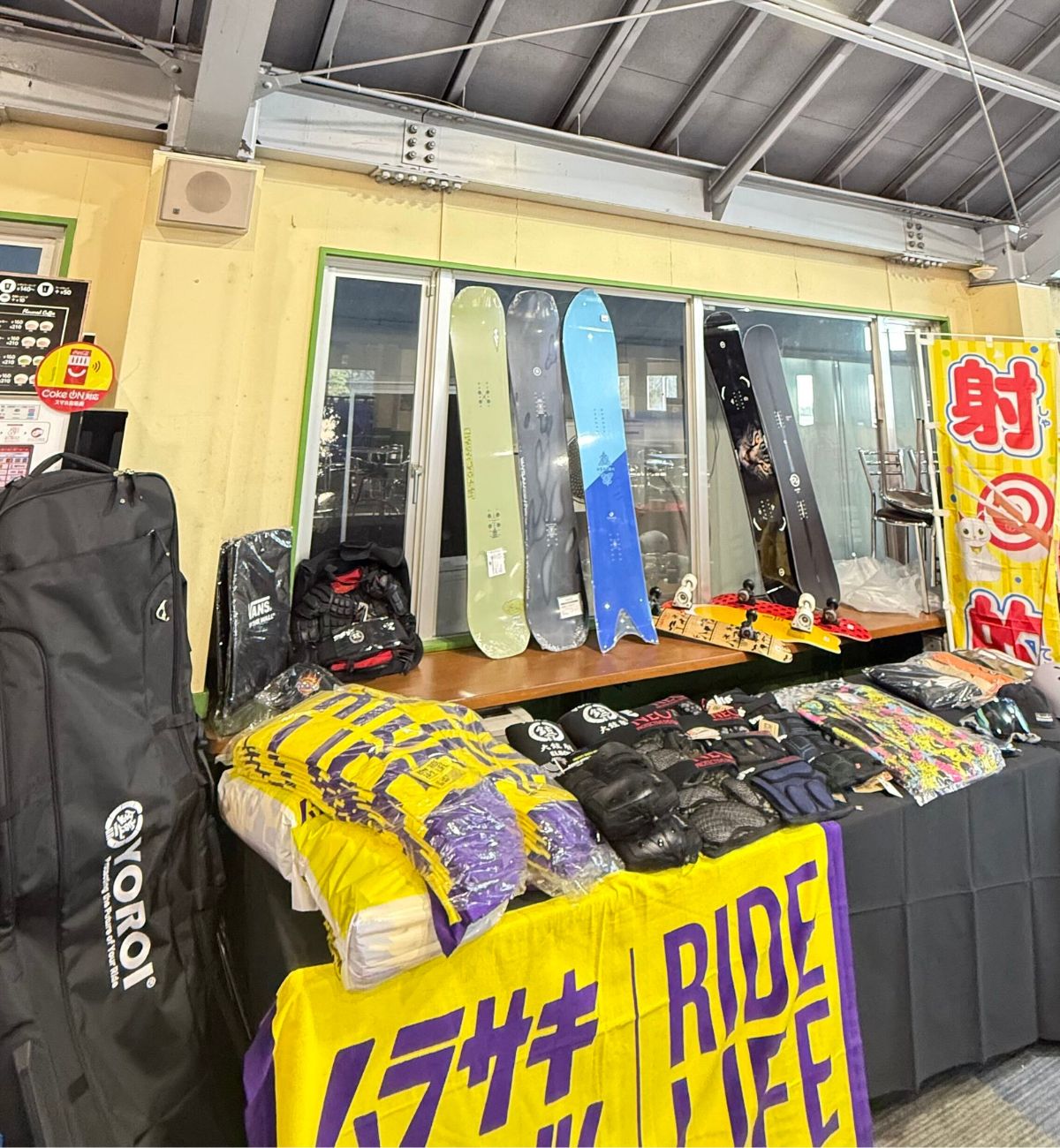 メーカー協賛賞品がずらり、豪華賞品に喜ぶ参加者