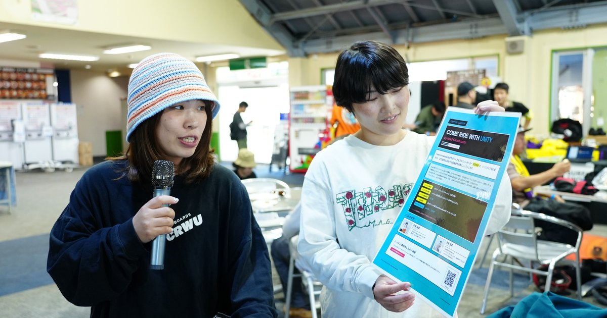 Come Ride With Unityのチラシを手にレッスンを紹介するスタッフ